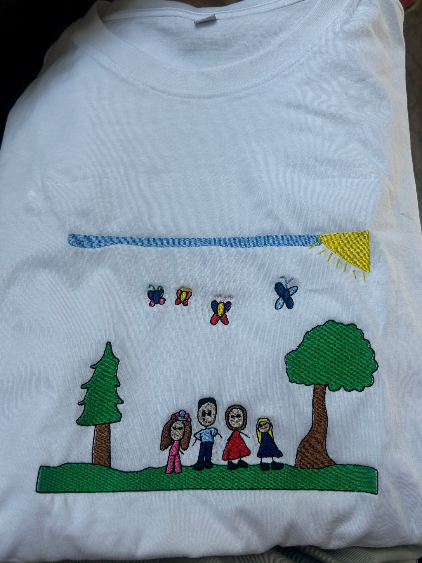 Koszulka z haftowanym rysunkiem dziecka